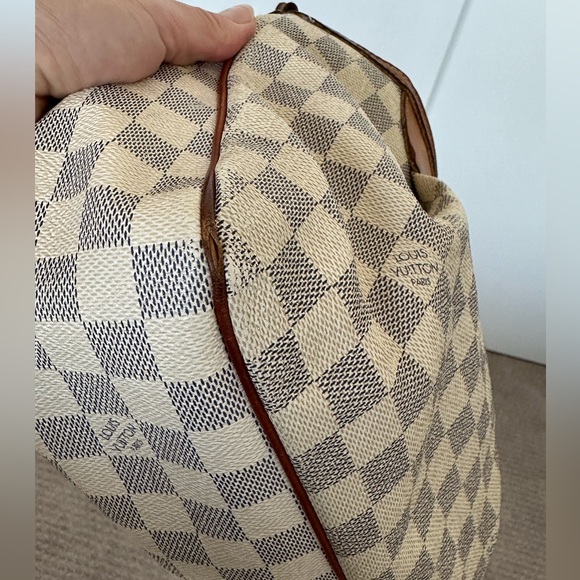 Pre-loved Louis Vuitton white canvas cross body bag. Small version. - Picture 4 of 14